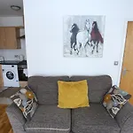 Lovely 2 Bed 2 Toilet Hill House River View Apartment