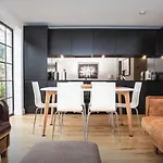 Stylish Newly Refurbished 2 Bedroom Flat With Terrace