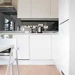 Bright 1 Bedroom Flat In North London With Balcony