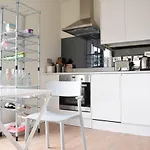 Bright 1 Bedroom Flat In North London With Balcony
