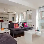 Exquisite 2-Bedroom Apartment In Bank