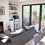 Modern 3 Bedroom Apartment in Brixton