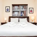 Modern And Spacious Central 1 Bedroom Apartment With Balcony