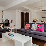 Exquisite 2-Bedroom Apartment In Bank