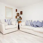 Modern And Spacious Central 1 Bedroom Apartment With Balcony