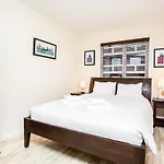 Modern And Spacious Central 1 Bedroom Apartment With Balcony