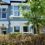 Sunny ensuite room&annex near Tottenham Stadium