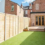 Stylish&Modern 3 Bed Flat in NW London w Garden