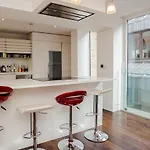 Exquisite 2-Bedroom Apartment In Bank