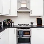 Charming Peaceful 2 Bedroom With Parking And Garden