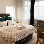 5 Bed/4 Bath At Wembley Stadium & Free Parking