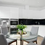 Spacious 2 Bedroom, 3 Beds 2,5 Bathroom, Trafalgar Square