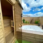 2 Bedroom Roof Terrace Spa With Sauna Plus Jakuzzi And Outdoor Cinema