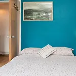 Pass The Keys Spacious Kennington Apartment, 4 Mins From Station
