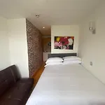 F303- Fantastic 3Rd Flr Studio Near Hyde Park