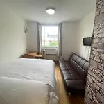F303- Fantastic 3Rd Flr Studio Near Hyde Park