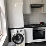 Pleasant Two Bed-Room Flat Near Portobello Market