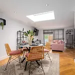 Guestready - Unique Home Near Wimbledon With Gorgeous Deck And Parking