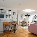 Guestready - Unique Home Near Wimbledon With Gorgeous Deck And Parking