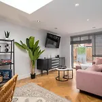 Guestready - Unique Home Near Wimbledon With Gorgeous Deck And Parking