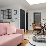 Guestready - Unique Home Near Wimbledon With Gorgeous Deck And Parking