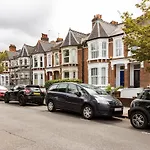 Lovely 2 Bedroom Apartment In West Hampstead, London