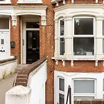 Lovely 2 Bedroom Apartment In West Hampstead, London