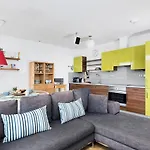 Stylish 2 Bedroom Flat With Balcony In London