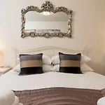 Modern 2 Bedroom Apartment In Zone 1