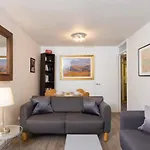 Modern 2 Bedroom Apartment In Zone 1