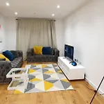 Garland Modern 3 Bedroom House Westfield - Stratford
