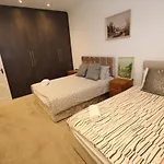 Great West Road Apartments Flat C