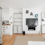 Kensington Modern Apartment 2Beds