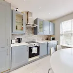 Stylish 2Bed2Bath Flat 4Min From Tube Station