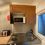 F1-Basement Studio Fits 3 Near Paddington
