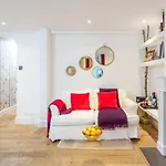 Stylish Flat With Private Yard In Shepherd Bush