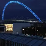 Lush Apartment opposite London Designer Outlet