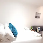 F1-Basement Studio Fits 3 Near Paddington