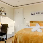 Pass The Keys Lovely 2-Bedroom Flat With Balcony And Great Views