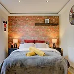 Pass The Keys Lovely 2-Bedroom Flat With Balcony And Great Views
