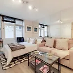 Stylish Knightsbridge Studio, Steps From Harrods.