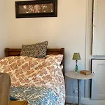 Comfortable 2 Bedroom Apartment In Lavish Holland Park With Balcony