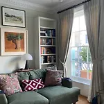 Comfortable 2 Bedroom Apartment In Lavish Holland Park With Balcony