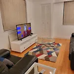 Garland Stylish 2 Bedroom Apartment A Minute Walk From Station