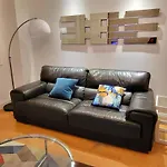 Garland Stylish 2 Bedroom Apartment A Minute Walk From Station