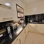 Garland Stylish 2 Bedroom Apartment A Minute Walk From Station