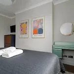 GuestReady - Top Floor Chic Camden Apartment sleep 2