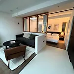 Design Led 1 Bed In Cosmopolitan Queens Park