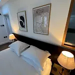 Design Led 1 Bed In Cosmopolitan Queens Park