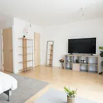Modern Spacious Studio Close To Station